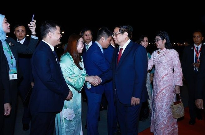 El primer ministro Pham Minh Chinh y su esposa son recibidos en el Aeropuerto Internacional de Kuala Lumpur por personal de la Embajada de Vietnam en Malasia. (Foto: VNA) pm1.jpg