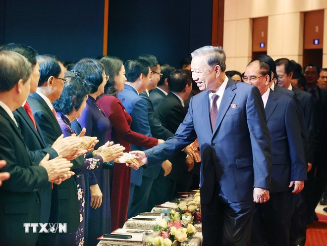 El secretario general del Partido Comunista de Vietnam, To Lam, se reunión con representantes de diversas generaciones de diputados de la Asamblea Nacional (Fuente: VNA) tong-bi-thu-to-lam-gap-mat-cac-the-he-dai-bieu-quoc-hoi-8237742.jpg