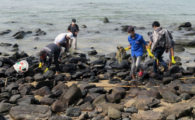 Jóvenes de la provincia de Phu Yen participan en la limpieza de la playa de Hon Yen. (Foto: VNA) hon-yen-1.jpg
