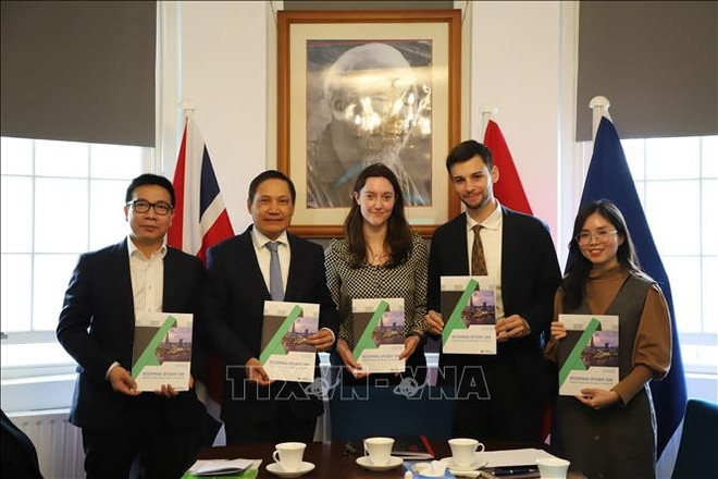 El embajador de Vietnam en el Reino Unido, Do Minh Hung (segundo desde la izquierda), se toma una foto de recuerdo con los delegados del Seminario de Cooperación Comercial y Tecnológica entre Vietnam y el Reino Unido. (Foto: VNA) viet-anh-3.jpg