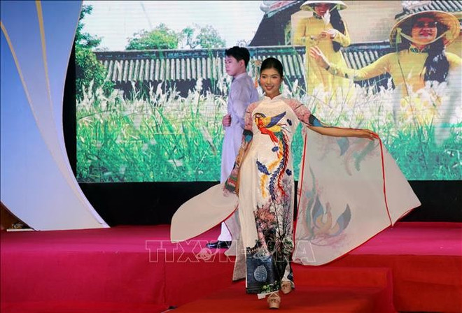 Programa de artes escénicas Ao Dai de Hue (Fuente: VNA) ao-dai-2.jpg