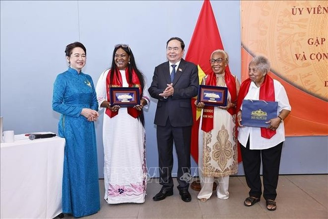 El presidente de la Asamblea Nacional, Tran Thanh Man (centro), y su esposa (primera, de izquierda a derecha) entregan obsequios a la comunidad vietnamita en Senegal. (Foto: VNA) uuidb39a73a7-774d-492d-a4d5-07736c85546ccode001library1type1mode1loctruecaptrue.jpg