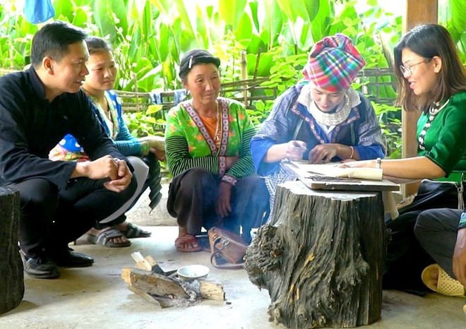 Se enseña a la gente sobre la pintura con cera de abejas, una de las etapas importantes del proceso tradicional de tejido de brocado en la provincia norteña de Lai Chau. (Foto: VNA) giam-ngheo-678.jpg