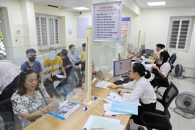 La gente viene a realizar procedimientos administrativos públicos en el barrio de Hai Ba Trung (Fuente: VNA) 142631-hbt.jpg