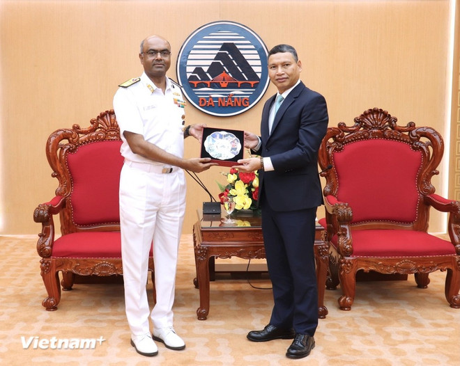 El Vicepresidente Permanente del Comité Popular de Da Nang, Ho Ky Minh (derecha), entrega un obsequio al Contralmirante Susheel Menon (izquierda). (Foto: Vietnam+) img-6208.jpg