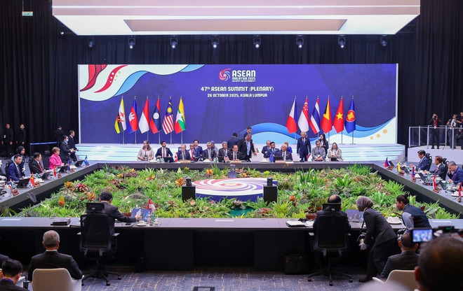 La sesión plenaria de la 47a Cumbre de la ASEAN y la ceremonia de entrega del segundo protocolo que modifica el Acuerdo de Comercio de Bienes de la ASEAN (ATIGA) el 26 de octubre de 2025 (Foto: VNA) img-9294.jpg