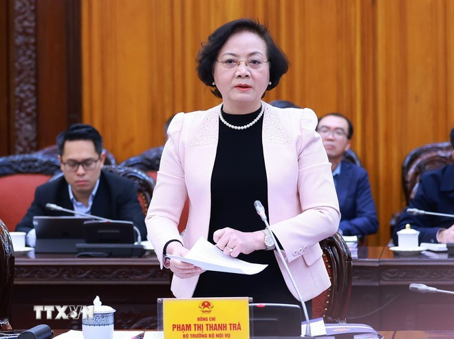 La ministra del Interior, Pham Thi Thanh Tra, informa sobre los avances de la reestructuración y racionalización del Gobierno. (Foto: VNA) thu-tuong-chu-tri-tinh-gon-bo-may-nghi-quyet-18-4.jpg