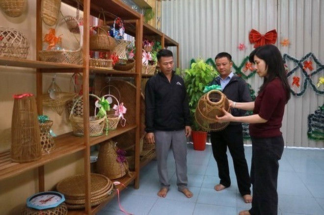 Los turistas visitan el área de exhibición de productos de la aldea de Vinh Ba, comuna de Hoa Dong, distrito de Tay Hoa, provincia de Phu Yen. (Foto: VNA) phu-yen-lang-nghe.jpg