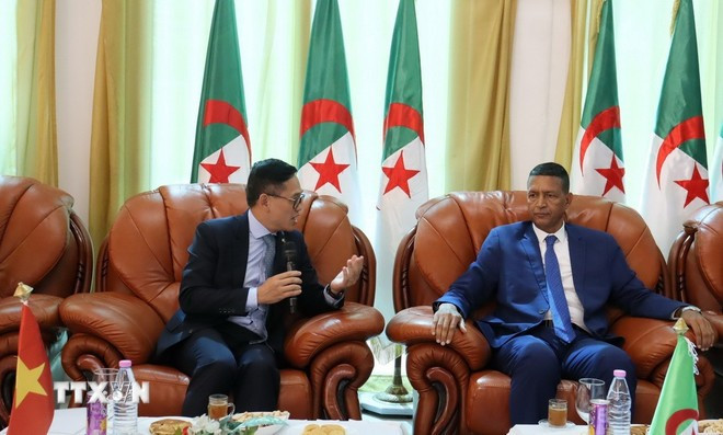 El embajador vietnamita en Argelia, Tran Quoc Khanh, se reunió con el gobernador de Batna, Mohamed Benmalek. (Fuente: VNA) viet-nam-algeria-tim-cach-thuc-day-hop-tac-trong-nhieu-linh-vuc-8279269.jpg