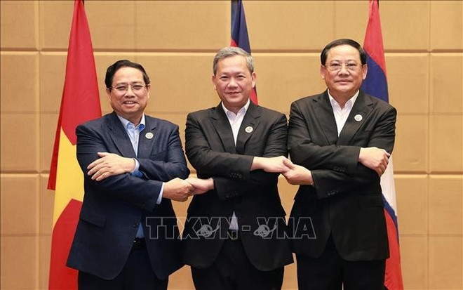 El primer ministro Pham Minh Chinh con sus homólogos de Camboya, Hun Manet, y de Laos, Sonexay Siphandone. (Foto: VNA) thu-tuong-3.jpg