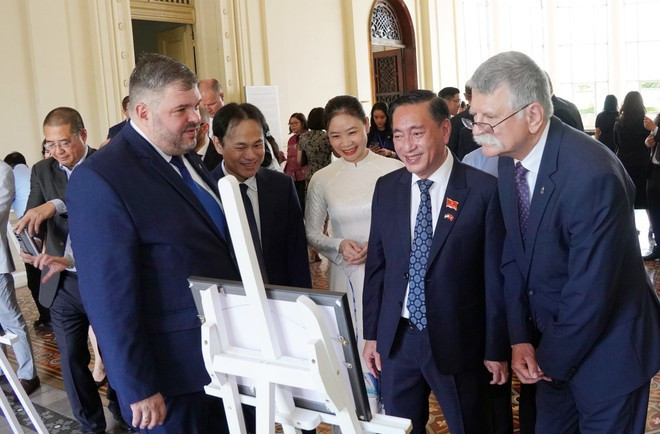El presidente de la Asamblea Nacional Húngara, Kover Laszlo (primero, desde la derecha), y los delegados visitan la exposición fotográfica. (Foto: VNA) vna-potal-chu-tich-quoc-hoi-hungary-du-khai-mac-trien-lam-anh-ve-thanh-pho-ho-chi-minh-dau-the-ky-xx-8348134.jpg