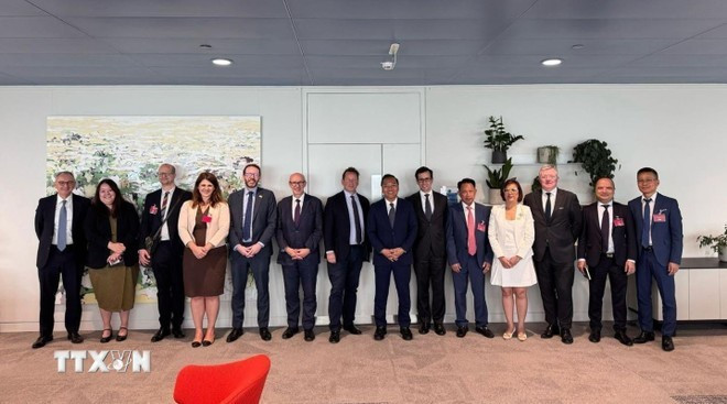 Líderes y representantes de Ministerios y Embajadas de ambos países posan para una foto de grupo en la tercera Reunión del Comité de Comercio del UKVFTA. (Foto: VNA) hop-tac-kinh-te-va-thuong-mai-viet-nam-vuong-quoc-anh-1507-3.jpg