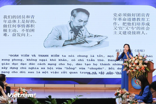 Nguyen Thi Trang, profesora de la Academia Nacional de Política de Ho Chi Minh, asiste al seminario. (Foto: Vietnam+) thanh-nien-4.jpg