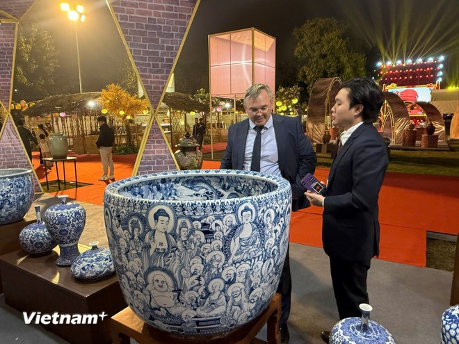 Los visitantes conocen los productos de la aldea de cerámica de Bat Trang. (Foto: Vietnam+) khongiantrungbay.jpg