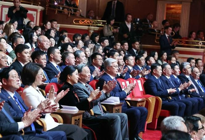 El secretario general del Partido Comunista de Vietnam, To Lam, y su esposa, Ngo Phuong Ly, asistieron junto al presidente kazajo Kassym-Jomart Tokayev a un vibrante concierto de amistad Vietnam-Kazajistán. (Fuente: VNA) vna-potal-tong-bi-thu-to-lam-va-phu-nhan-voi-tong-thong-kazakhstan-du-chuong-trinh-hoa-nhac-huu-nghi-viet-nam-kazakhstan-8016663.jpg
