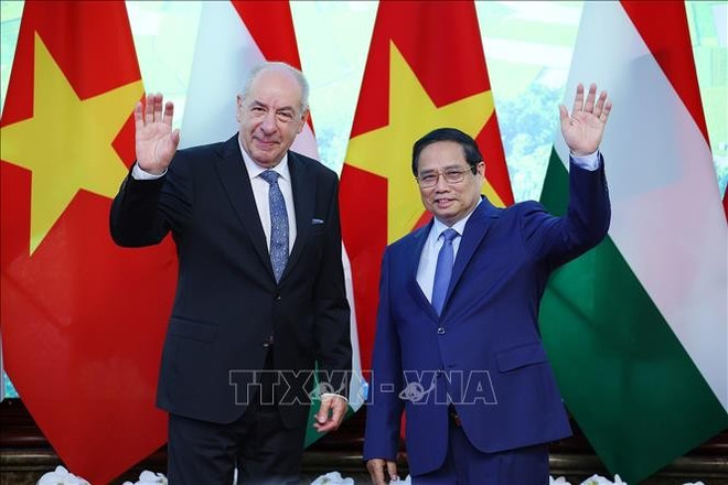 El primer ministro Pham Minh Chinh y el presidente de Hungría, Tamás Sulyok. vna-potal-thu-tuong-pham-minh-chinh-hoi-kien-tong-thong-hungary-sulyok-tamas-stand.jpg
