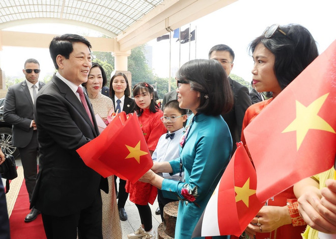 Los vietnamitas en Egipto dan la bienvenida al presidente Luong Cuong y a su cónyuge Nguyen Thi Minh Nguyet. (Foto: VNA) img-4501.jpg