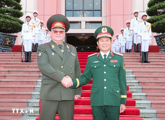 El general Nguyen Tan Cuong, jefe del Estado Mayor del Ejército Popular de Vietnam y viceministro de Defensa Nacional (izquierda), y el general de división Pavel Muraveiko, jefe del Estado Mayor General de las Fuerzas Armadas y primer viceministro de Defensa de Bielorrusia en la ceremonia de bienvenida. (Foto: VNA) welcome-ceremony.jpg