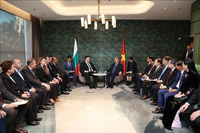 En la reunión entre el secretario general del Comité Central del Partido Comunista de Vietnam (PCV), To Lam, y el presidente del Partido Socialista Búlgaro (PSB), Atanas Zafirov, en Sofía el 23 de octubre. (Foto: VNA) party-2.jpg