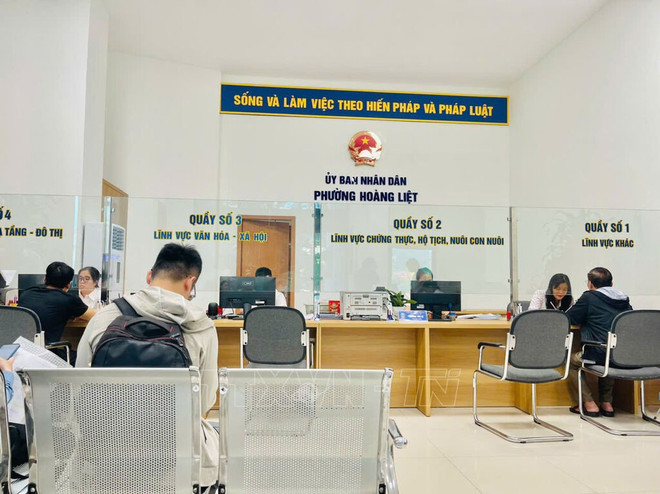 La gente viene a realizar procedimientos administrativos públicos en el barrio de Hoang Liet.(Fuente: VNA) 142816-hoang-liet.jpg