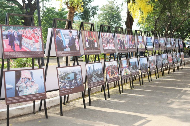 Un rincón de la exposición (Foto: VNA) vna-potal-50-nam-thong-nhat-dat-nuoc-trien-lam-gan-300-buc-anh-tai-lao-7988589.jpg