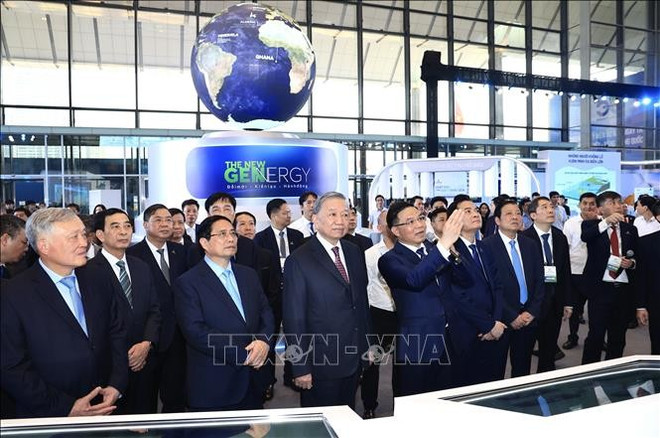 El secretario general del Partido Comunista de Vietnam, To Lam, el primer ministro Pham Minh Chinh y delegados visitan la exposición de logros científicos y tecnológicos del Grupo Nacional de la Industria Energética de Vietnam. (Foto: VNA) to-lam.jpg