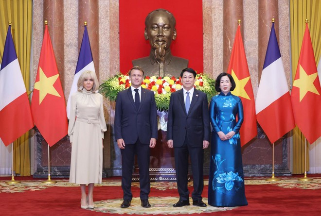 El presidente Luong Cuong (segundo desde la derecha) y el presidente francés Emmanuel Macron (segundo desde la izquierda) y sus cónyuges. (Foto: VNA) hn.jpg