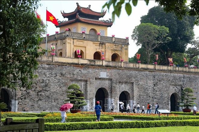 Turistas visitan la Ciudadela Imperial de Thang Long. (Foto: VNA) vna-potal-hoang-thanh-thang-long-diem-den-hap-dan-trong-ky-nghi-le-quoc-khanh-2-9-stand.jpg