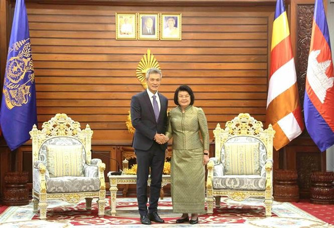 La presidenta de la Asamblea Nacional de Camboya, Samdech Khuon Sudary (derecha), estrecha la mano del embajador vietnamita en Camboya, Nguyen Minh Vu (Foto: VNA) vna-potal-chu-tich-quoc-hoi-campuchia-tiep-dai-su-viet-nam-nguyen-minh-vu-7875398.jpg