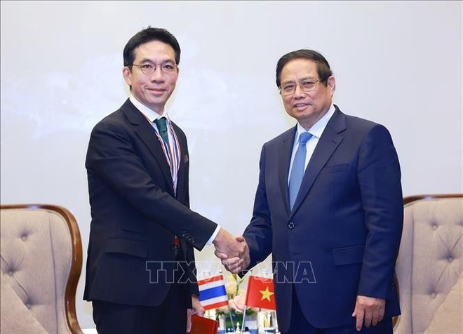 El primer ministro Pham Minh Chinh (der.) recibe a Chanavat Uahwatanasakul, director de Desarrollo del Grupo Central de Tailandia. (Foto: VNA) minh-chinh2.jpg