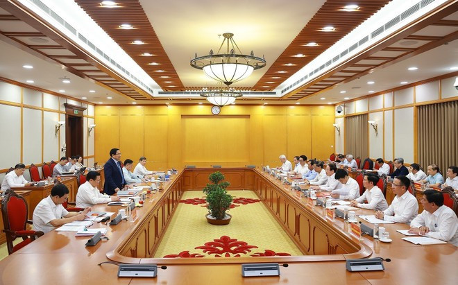 En la reunión (Fuente: VNA) vna-potal-thu-tuong-chu-tri-lam-viec-voi-ban-thuong-vu-cac-tinh-uy-quang-ngai-va-thanh-uy-hai-phong-8241519.jpg