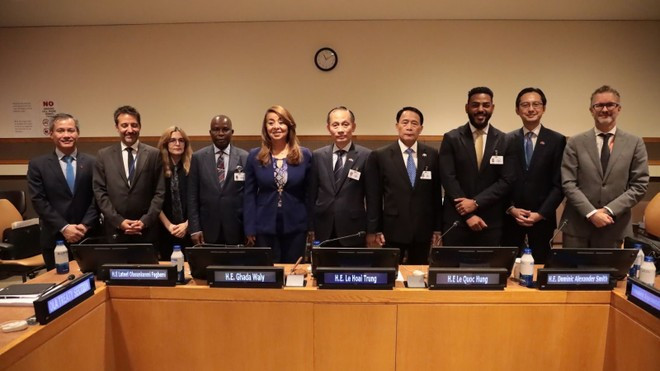 El ministro interino de Relaciones Exteriores, Le Hoai Trung, y los delegados presentes en el evento. (Foto: VNA) c490e1baa1i-bie1bb83u-tham-de1bbb1.jpg