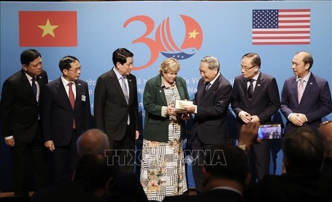 El presidente Luong Cuong se une a veteranos vietnamitas y estadounidenses y sus familias para revisar recuerdos y documentos de tiempos de guerra (Foto: VNA) hp.jpg