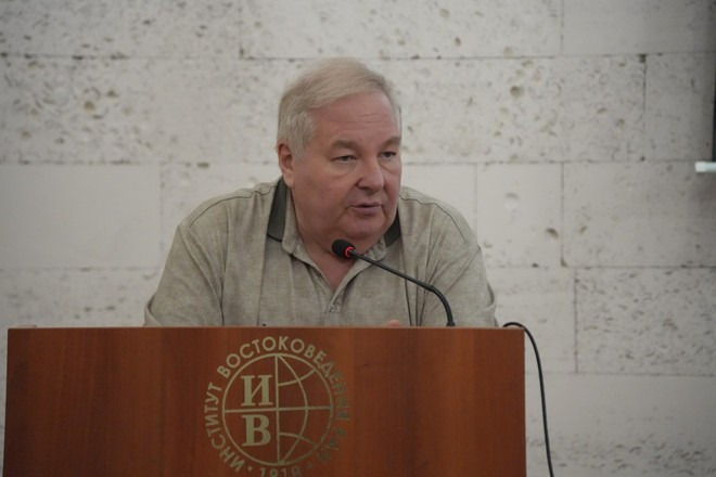 El profesor Dmitry Mosyakov, director del Centro de Estudios del Sudeste Asiático, Australia y Oceanía del Instituto de Estudios Orientales de la Academia Rusa de Ciencias, preside el simposio. (Foto: VNA) symposium-discusses-momentum-for-traditional-vietnam-russia-relations-2.jpg