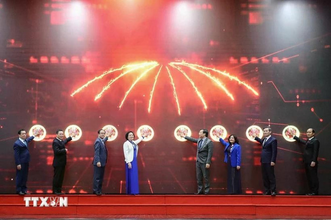 La ministra del Interior, Pham Thi Thanh Tra,y siete viceministros ofician la ceremonia de inauguración del Ministerio del Interior. (Foto: VNA) ra-mat-bo-noi-vu-2.jpg