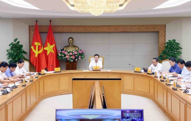 En la reunión. (Fuente: VNA) vna-potal-pho-thu-tuong-tran-hong-ha-hop-thao-go-kho-khan-day-manh-giai-ngan-von-dau-tu-cong-cua-mot-so-bo-co-quan-trung-uong-dia-phuong-8017989.jpg