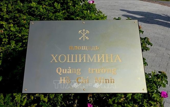 La placa con el nombre de la Plaza Ho Chi Minh en San Petersburgo. (Foto: VNA) quang-truong-ho-chi-minh2-300725.jpg