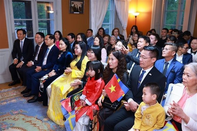 La reunión reúne a personal de la Embajada de Vietnam y representantes de la comunidad vietnamita en Suecia. (Foto: VNA) pm-meets-ov-community-in-sweden-1.jpg
