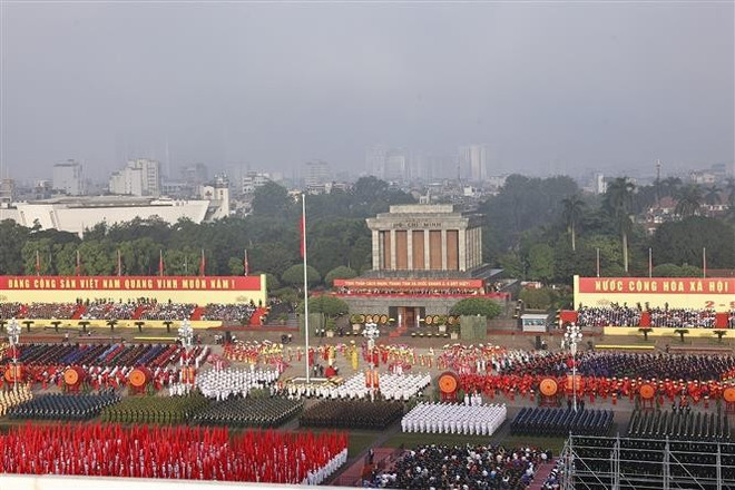 Una actuación de tambores para dar la bienvenida a la inauguración del 80º aniversario de la Revolución de Agosto y el desfile del Día Nacional el 2 de septiembre. (Foto: VNA) vna-potal-le-ky-niem-dieu-binh-dieu-hanh-80-nam-cach-mang-thang-tam-va-quoc-khanh-2-9-8250089.jpg