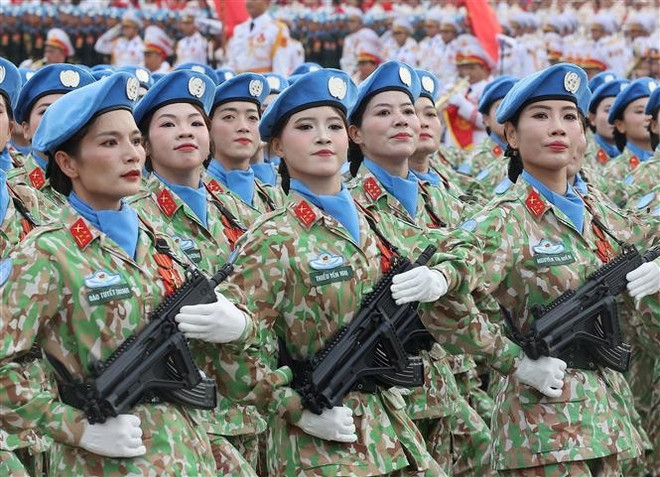Mujeres vietnamitas en misiones de paz (Foto: VNA) vna-potal-dieu-binh-ky-niem-80-nam-quoc-khanh-cac-khoi-quan-doi-nhan-dan-viet-nam-8250264.jpg