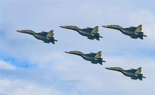 Cazas Su-30MK2: orgullo y pilar de la Fuerza Aérea de Vietnam (Foto: VNA) vna-potal-man-trinh-dien-cua-cac-bien-doi-may-bay-mo-dau-chuong-trinh-dieu-binh-a80-8250282.jpg
