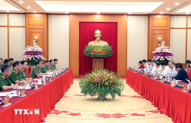 En la reunión. (Fuente: VNA) tong-bi-thu-to-lam-chu-tri-cuoc-lam-viec-cua-bo-chinh-tri-voi-ban-thuong-vu-dang-uy-cong-an-trung-uong-8262565-4.jpg