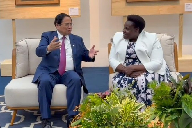 El primer ministro Pham Minh Chinh (izq.) se reúne con la vicepresidenta ugandesa, Jessica Rose Epel Alupo, en Río de Janeiro el 6 de julio. (Foto: Portal del Gobierno) ug.jpg