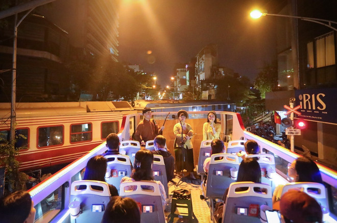 Los visitantes no solo contemplan los sitios emblemáticos de Hanoi bajo la luz nocturna, sino que también disfrutan en vivo de las antiguas melodías Xam, revividas por artistas jóvenes. (Fuente: VNA) xam-5.jpg