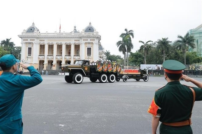 El coche fúnebre que transportaba el féretro pasó por la Plaza de la Revolución de Agosto en Hanoi la mañana del 25 de mayo. (Foto: VNA) truy-dieu-3.jpg