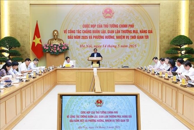 El primer ministro Pham Minh Chinh preside la sesión de trabajo con ministerios y organismos centrales para evaluar la eficacia de la prevención y el combate del contrabando, el fraude comercial y las mercancías falsificadas. (Foto: VNA) vna-potal-thu-tuong-chu-tri-hop-ve-cong-tac-chong-buon-lau-gian-lan-thuong-mai-hang-gia-stand-1.jpg