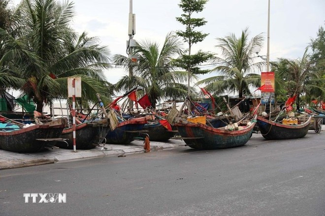 La gente del barrio de Sam Son, provincia de Thanh Hoa, mueve sus barcos a tierra para evitar el tifón. (Fuente: VNA) thanh-hoa-ung-pho-voi-bao-so-5-2408-1.jpg