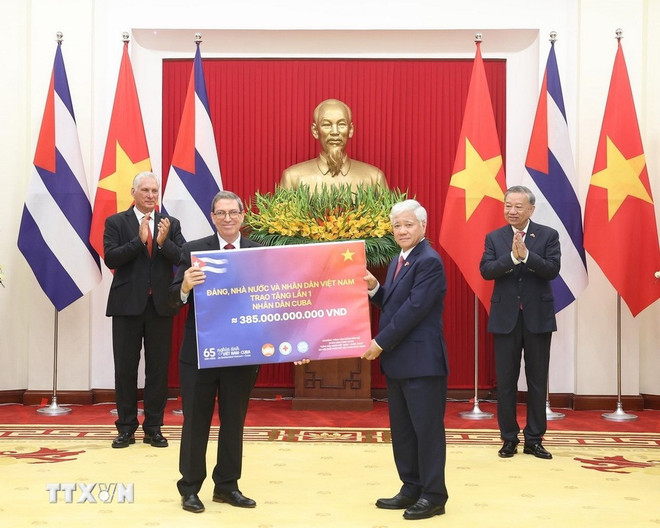 El secretario general del Partido Comunista de Vietnam, To Lam, y el primer secretario del Partido Comunista de Cuba y presidente de ese país, Miguel Díaz-Canel Bermúdez, presenciaron la entrega de la donación del Partido, el Estado y el pueblo de Vietnam al pueblo cubano. Foto: VNA img-6077.jpg