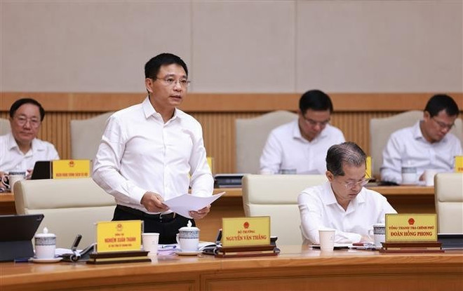 El ministro de Finanzas, Nguyen Van Thang, informa sobre la situación socioeconómica en septiembre y los primeros nueve meses de 2025 (Foto: VNA) img-8223.jpg
