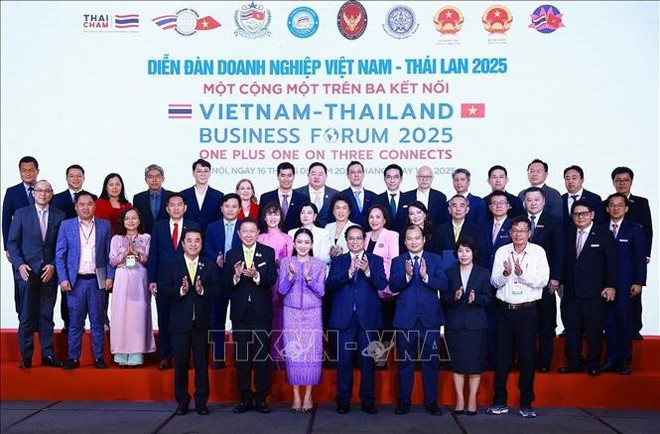 El primer ministro vietnamita, Pham Minh Chinh (primera fila, cuarto desde la derecha), la primera ministra tailandesa, Paetongtarn Shinawatra (primera fila, tercero desde la izquierda), y otros delegados en el foro. (Foto: VNA) forum2.jpg